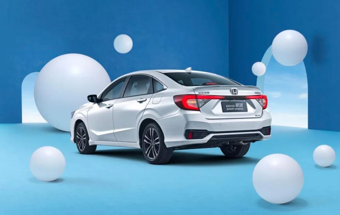 “双田”较量 享域锐·混动 VS 雷凌双擎 谁更能打？