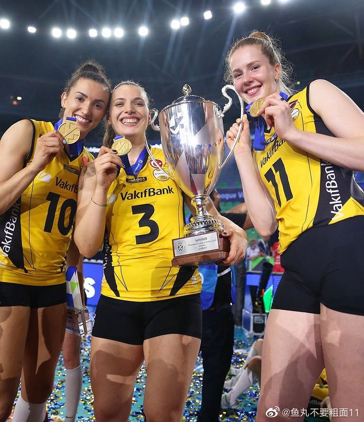 2021022赛季女排欧冠土耳其🇹🇷瓦基弗银行队捧杯照|土耳其|女排