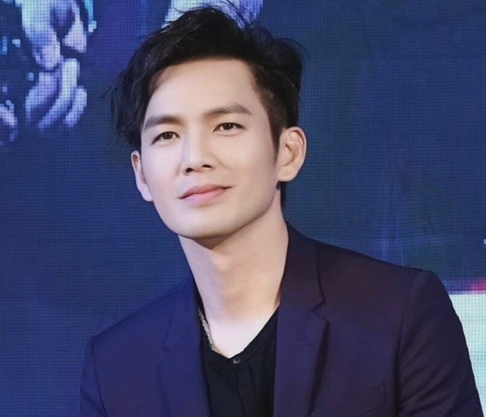 疑似钟汉良老婆探班被拍,男方雨中撑伞照顾女方,两人传秘婚多年休闲区蓝鸢梦想 - Www.slyday.coM 疑似钟汉良老婆探班被拍,男方雨中撑伞照顾女方,两人传秘婚多年休闲区蓝鸢梦想 - Www.slyday.coM