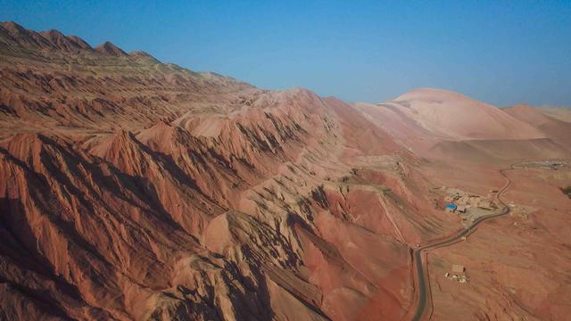 实拍新疆火焰山，夏季的温度季最高达47.8℃，西游记在此取景休闲区蓝鸢梦想 - Www.slyday.coM