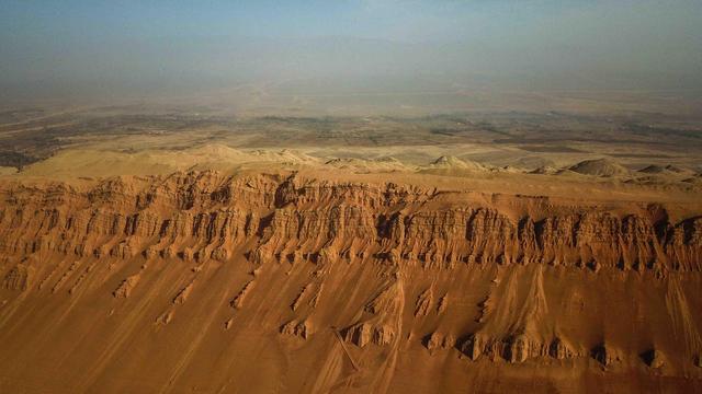 实拍新疆火焰山，夏季的温度季最高达47.8℃，西游记在此取景休闲区蓝鸢梦想 - Www.slyday.coM