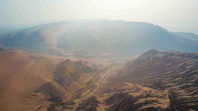 实拍新疆火焰山，夏季的温度季最高达47.8℃，西游记在此取景休闲区蓝鸢梦想 - Www.slyday.coM