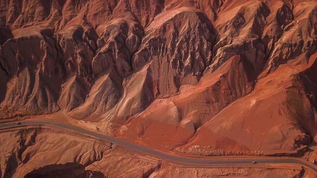 实拍新疆火焰山，夏季的温度季最高达47.8℃，西游记在此取景休闲区蓝鸢梦想 - Www.slyday.coM