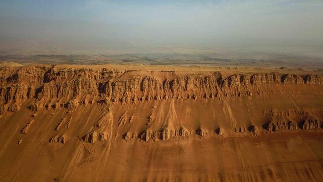 实拍新疆火焰山，夏季的温度季最高达47.8℃，西游记在此取景休闲区蓝鸢梦想 - Www.slyday.coM