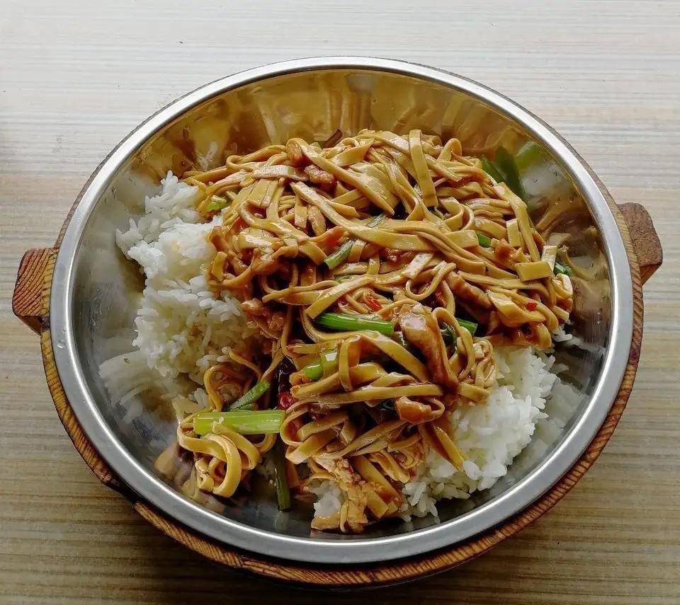 豆皮肉丝盖饭营养解馋孩子们都抢着吃