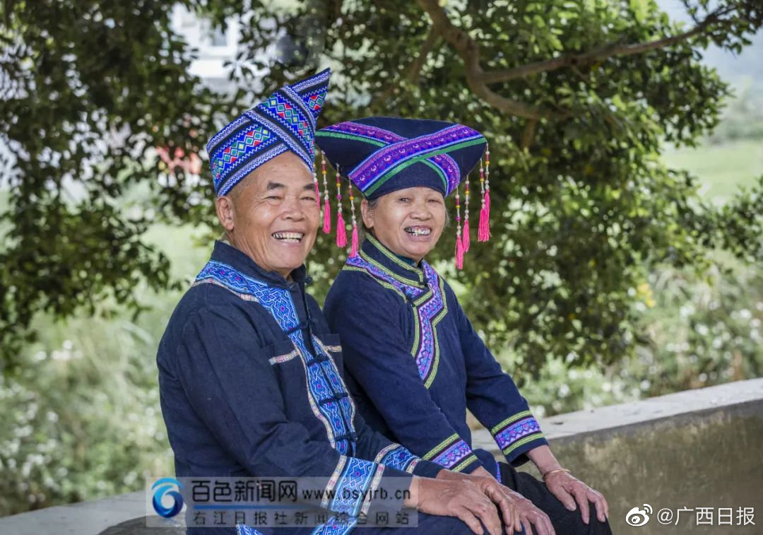 满屏都是爱！百色这个村免费为26对老人补拍结婚照休闲区蓝鸢梦想 - Www.slyday.coM