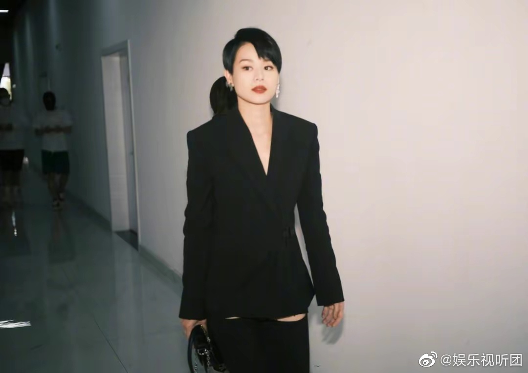 胡杏儿浪姐初舞台一袭黑西装帅气登场