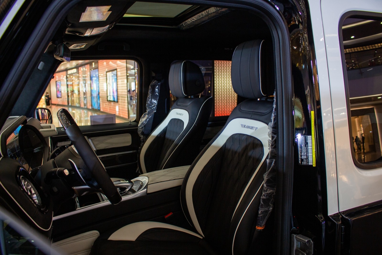 内饰保持里外如一的配色原则,保留了奔驰g的设计感,又加入了迈莎锐的