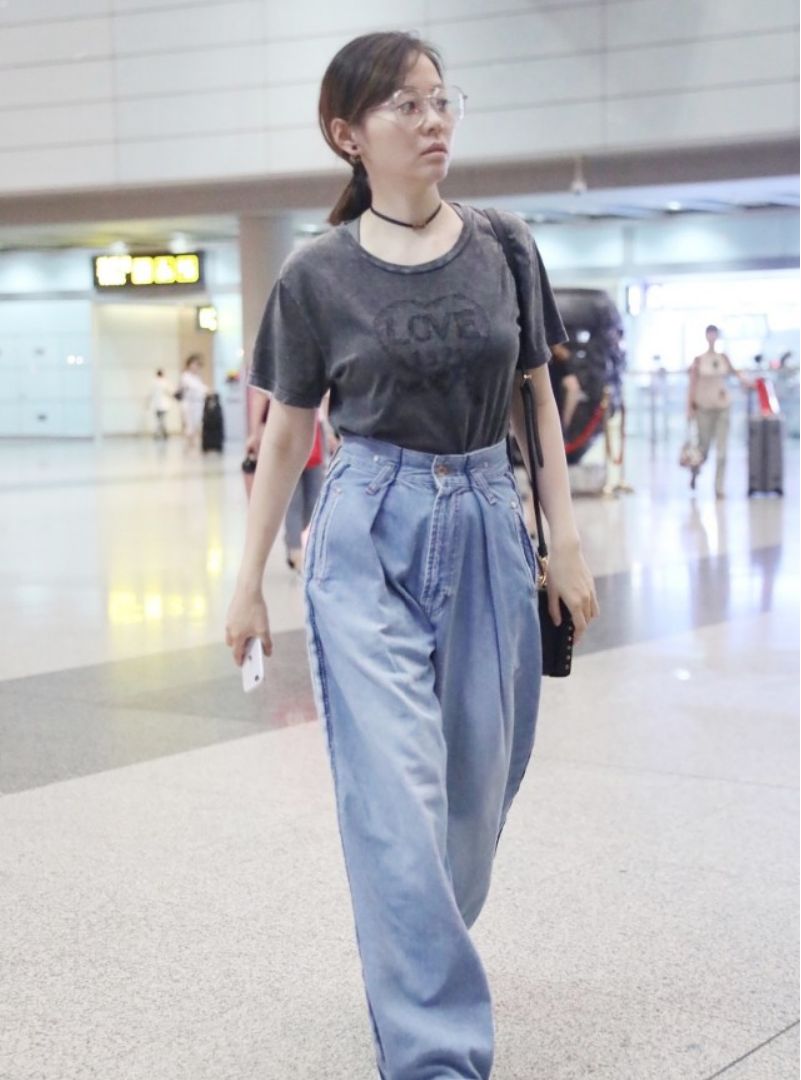 张靓颖平时出门好真实,穿搭普通不像明星,素颜略显憔悴但不显老休闲区蓝鸢梦想 - Www.slyday.coM 张靓颖平时出门好真实,穿搭普通不像明星,素颜略显憔悴但不显老休闲区蓝鸢梦想 - Www.slyday.coM