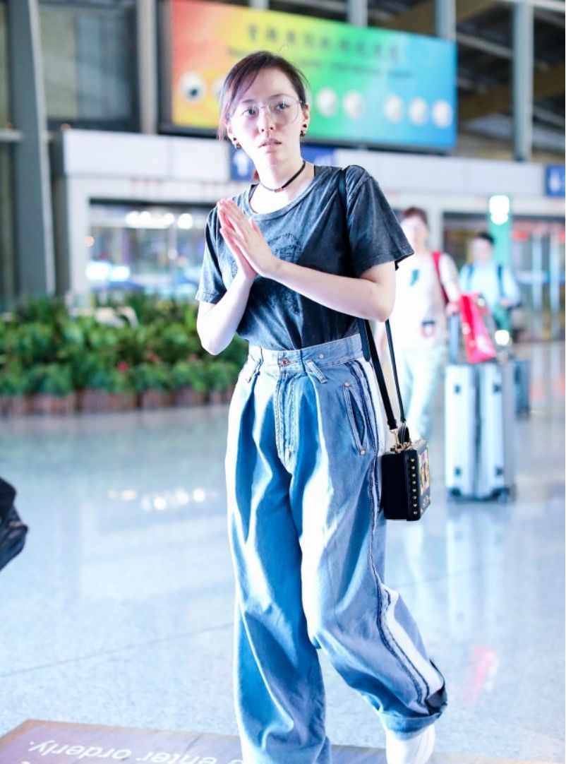 张靓颖平时出门好真实,穿搭普通不像明星,素颜略显憔悴但不显老休闲区蓝鸢梦想 - Www.slyday.coM 张靓颖平时出门好真实,穿搭普通不像明星,素颜略显憔悴但不显老休闲区蓝鸢梦想 - Www.slyday.coM