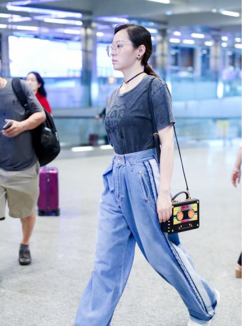 张靓颖平时出门好真实,穿搭普通不像明星,素颜略显憔悴但不显老休闲区蓝鸢梦想 - Www.slyday.coM 张靓颖平时出门好真实,穿搭普通不像明星,素颜略显憔悴但不显老休闲区蓝鸢梦想 - Www.slyday.coM