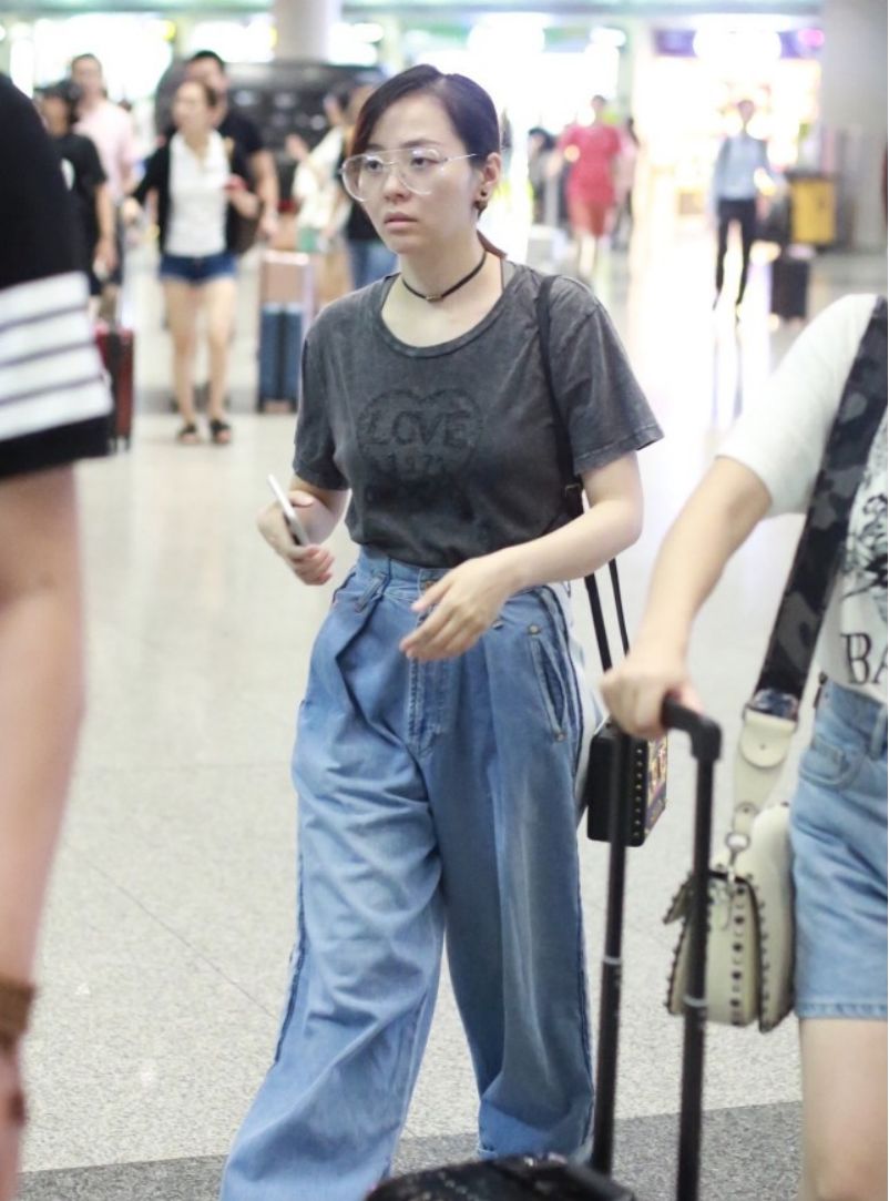 张靓颖平时出门好真实,穿搭普通不像明星,素颜略显憔悴但不显老休闲区蓝鸢梦想 - Www.slyday.coM 张靓颖平时出门好真实,穿搭普通不像明星,素颜略显憔悴但不显老休闲区蓝鸢梦想 - Www.slyday.coM