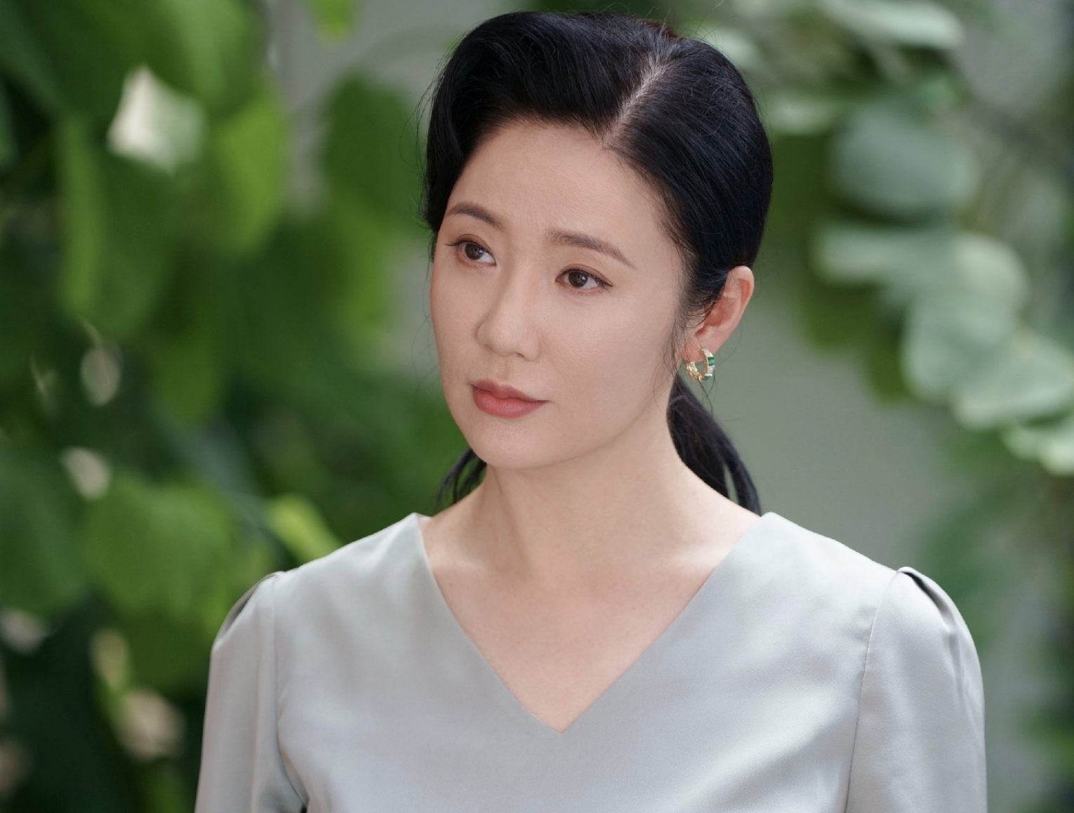 和章子怡梅婷等人并称"八大金钗",42岁张彤开直播一派岁月静好