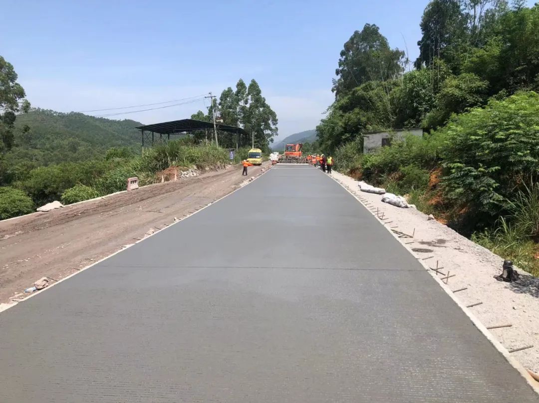 永安曹远樟林至泥坪公路启动路面工程施工