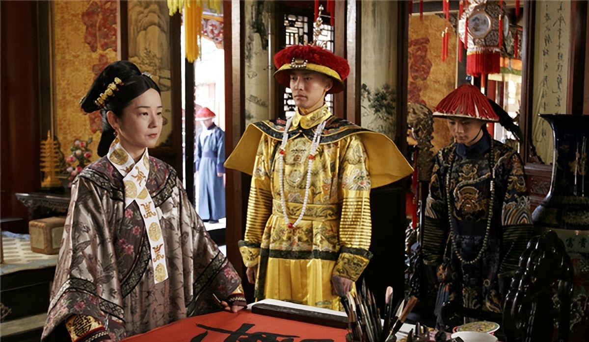 清朝妃子为何要带长指甲套,除了好看之外,还为了方便帝王__财经头条