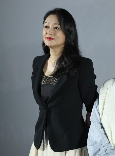 陈凯歌老婆终究是老了!