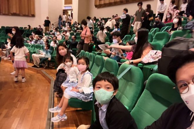 霍启刚一家人听音乐会,郭晶晶素颜出镜状态好,三个孩子乖巧懂事休闲区蓝鸢梦想 - Www.slyday.coM 霍启刚一家人听音乐会,郭晶晶素颜出镜状态好,三个孩子乖巧懂事休闲区蓝鸢梦想 - Www.slyday.coM