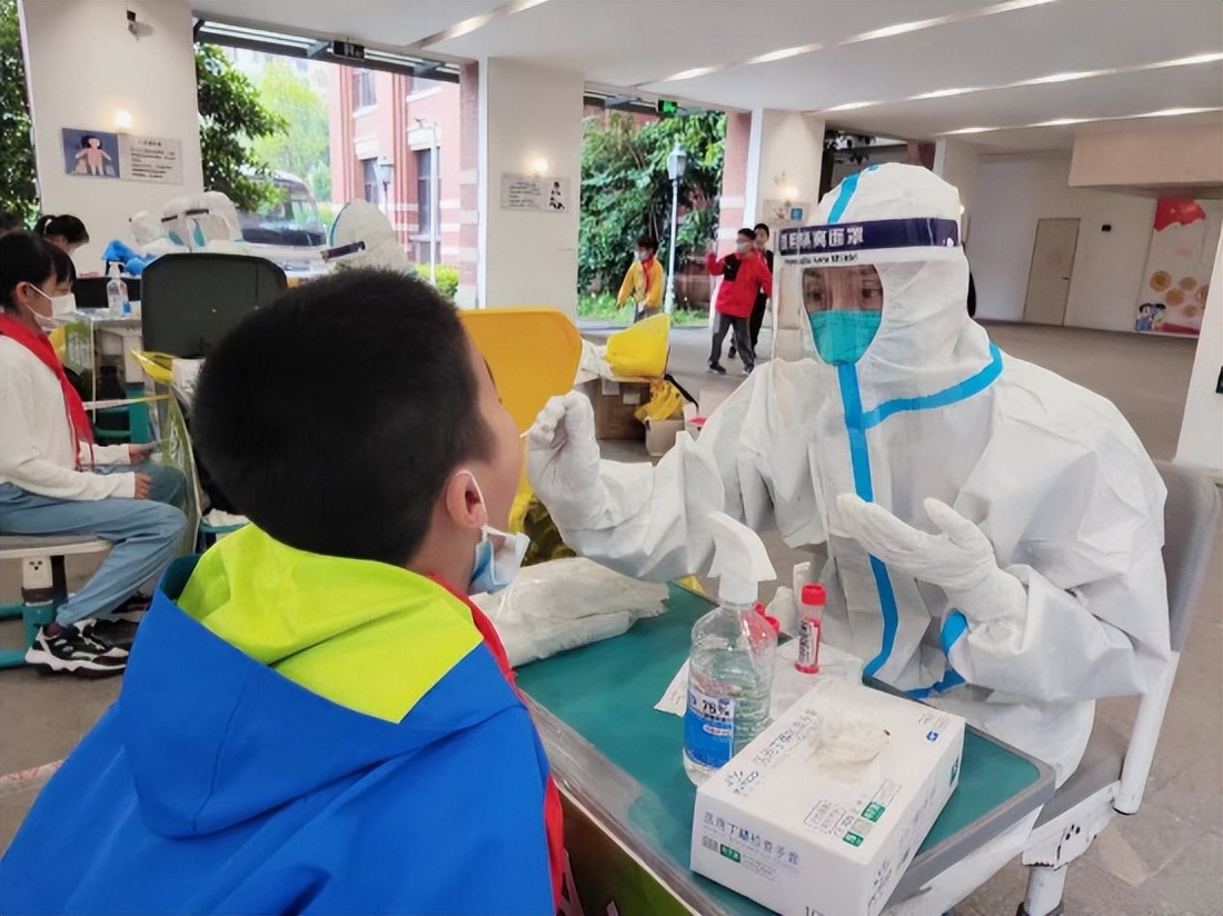 杭州一名小学生用画绘出心中的抗“疫”英雄休闲区蓝鸢梦想 - Www.slyday.coM