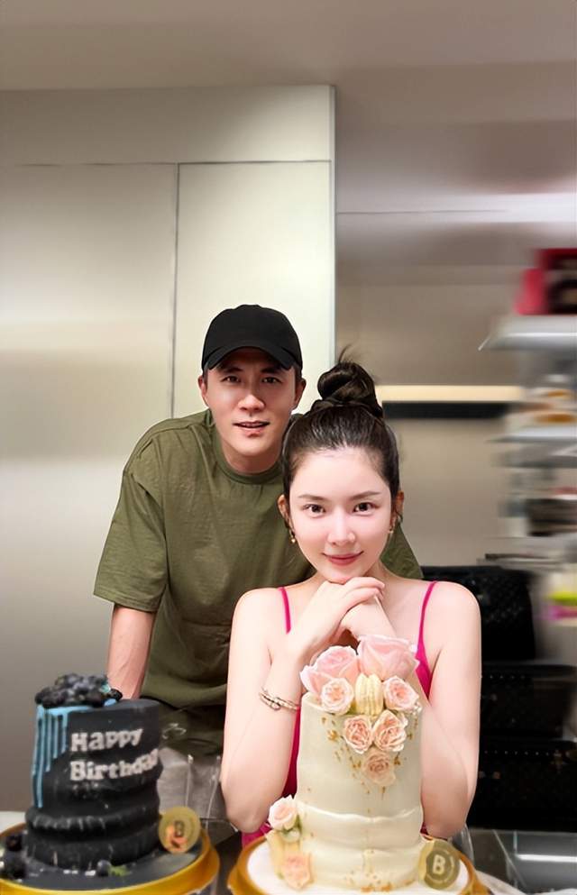 杜淳老婆王灿晒美照庆生衣着光鲜外表靓丽和老公生日仅隔一天