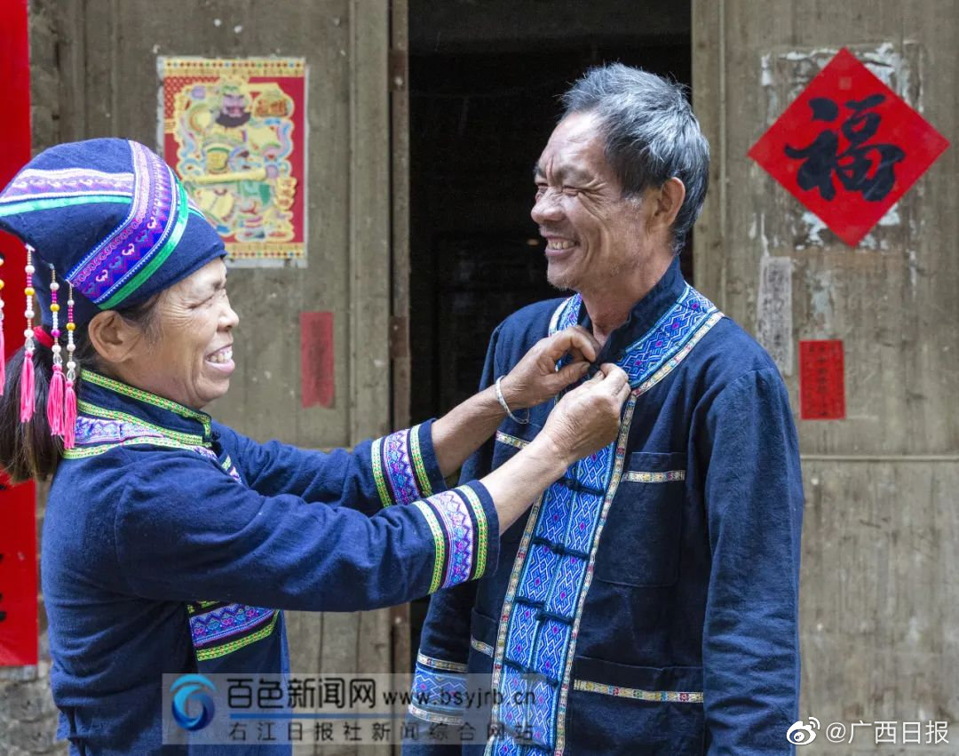 满屏都是爱！百色这个村免费为26对老人补拍结婚照休闲区蓝鸢梦想 - Www.slyday.coM