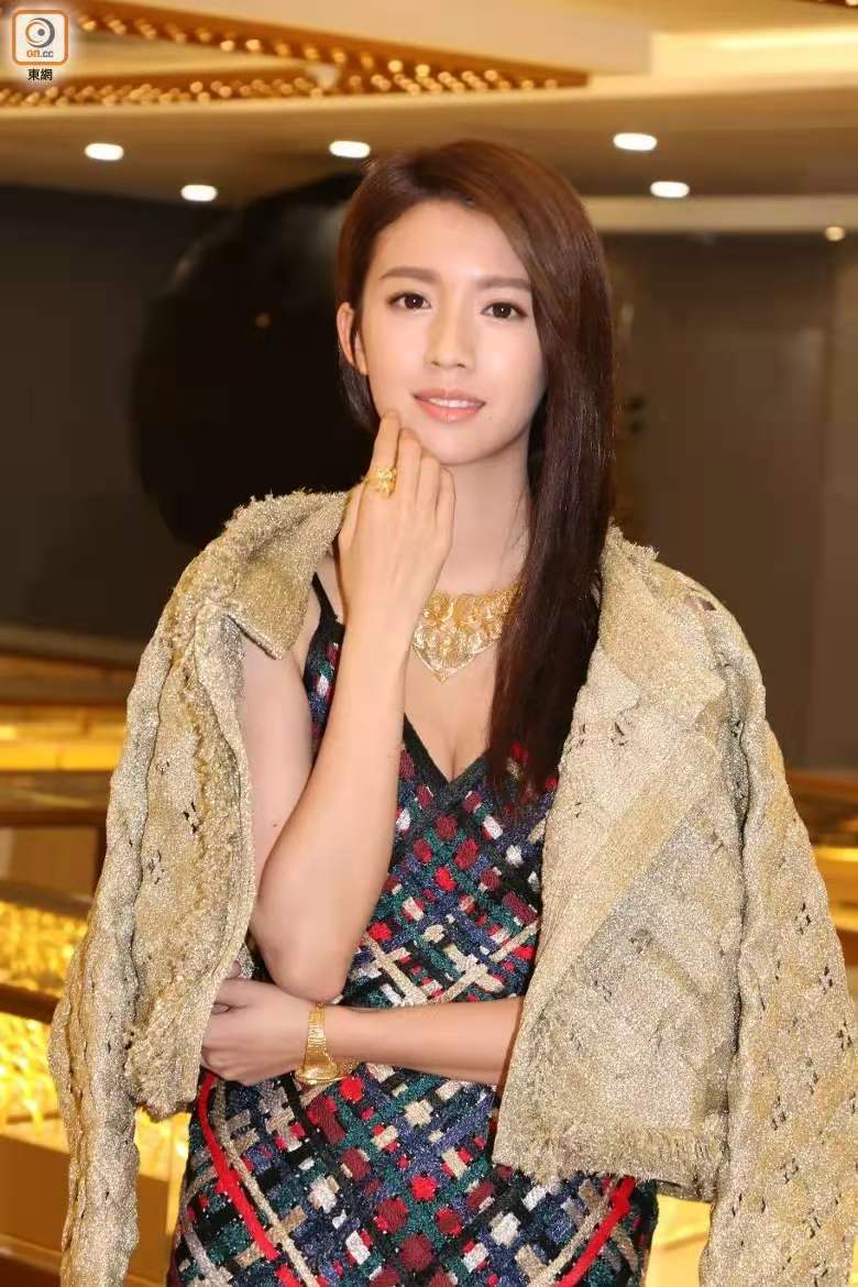 tvb四大花旦之一的蔡思贝搭配粉裙太迷人