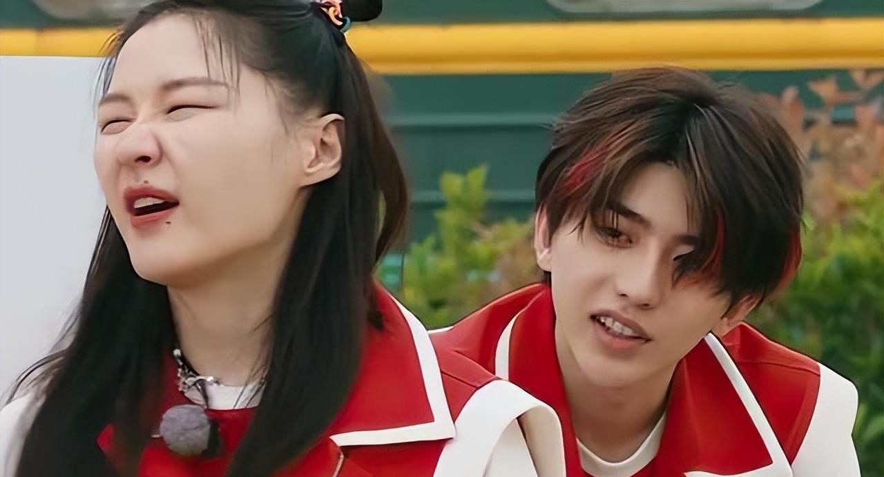 大家又被逗笑了,之间金靖站起来后对蔡徐坤喊话道:"坤～你不许笑,你都