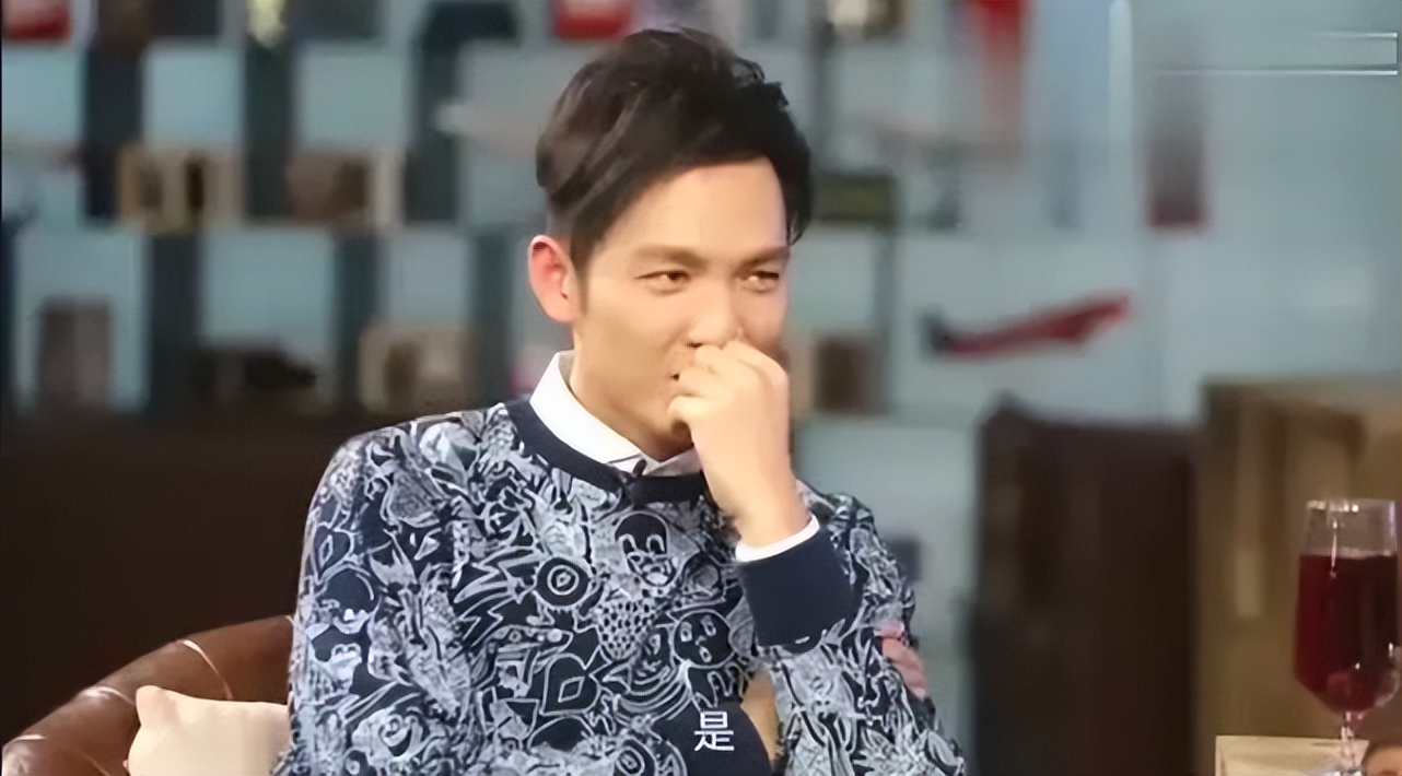 疑似钟汉良老婆探班被拍,男方雨中撑伞照顾女方,两人传秘婚多年休闲区蓝鸢梦想 - Www.slyday.coM 疑似钟汉良老婆探班被拍,男方雨中撑伞照顾女方,两人传秘婚多年休闲区蓝鸢梦想 - Www.slyday.coM