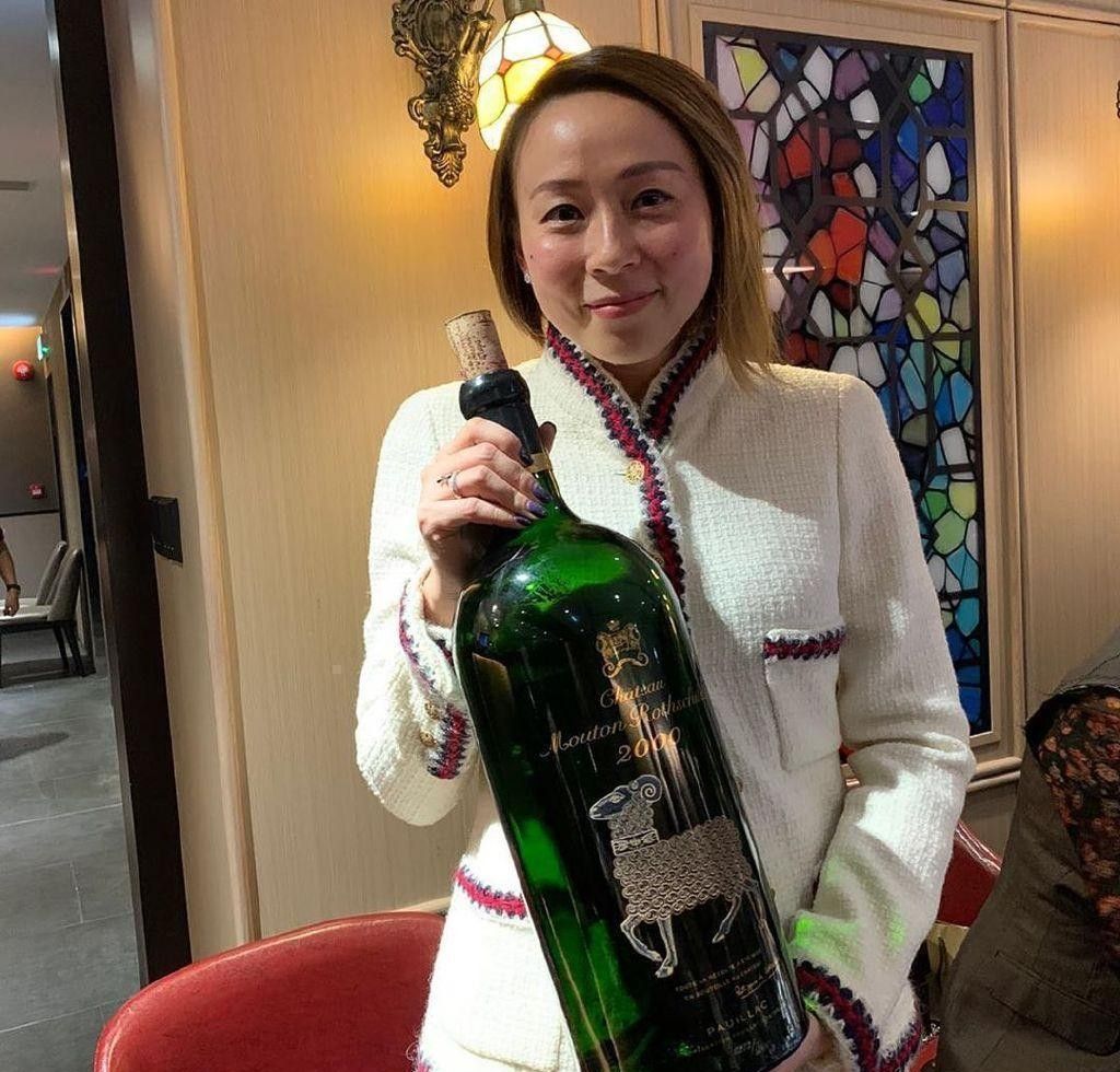 苏永康妻子挺高调的穿拼接西装配蕾丝内搭不对称短发好吸睛