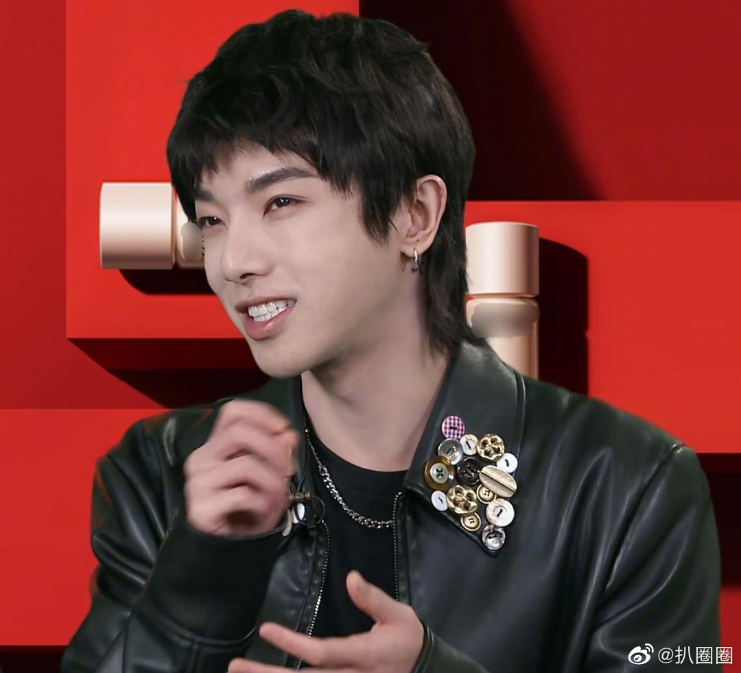 华晨宇直播截图今晚直播中华晨宇黑色短发造型现身