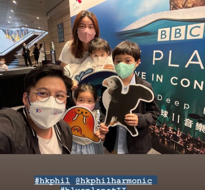 霍启刚一家人听音乐会,郭晶晶素颜出镜状态好,三个孩子乖巧懂事休闲区蓝鸢梦想 - Www.slyday.coM 霍启刚一家人听音乐会,郭晶晶素颜出镜状态好,三个孩子乖巧懂事休闲区蓝鸢梦想 - Www.slyday.coM