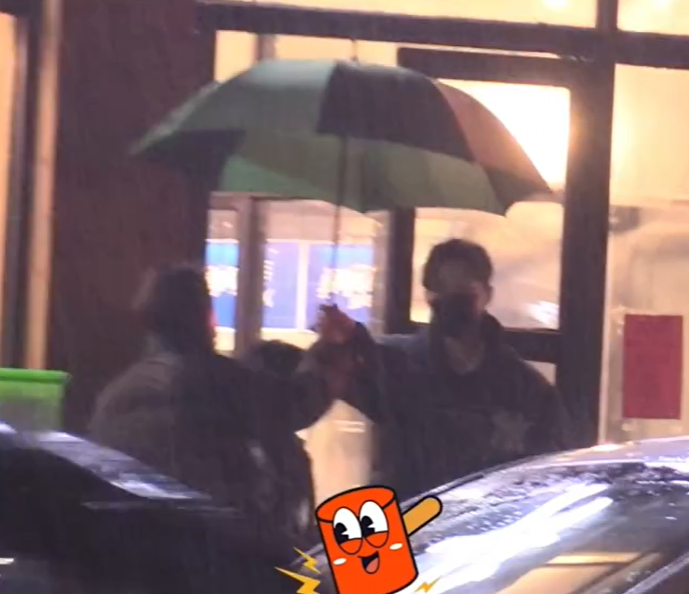 疑似钟汉良老婆探班被拍,男方雨中撑伞照顾女方,两人传秘婚多年休闲区蓝鸢梦想 - Www.slyday.coM 疑似钟汉良老婆探班被拍,男方雨中撑伞照顾女方,两人传秘婚多年休闲区蓝鸢梦想 - Www.slyday.coM