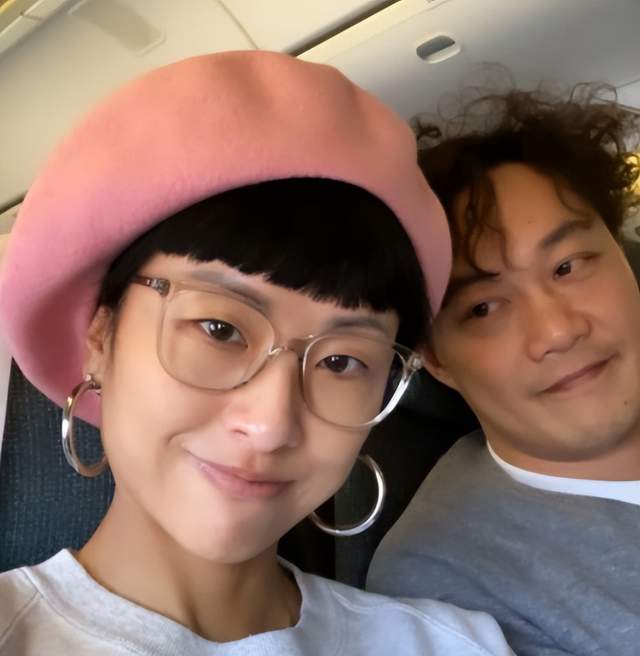 陈奕迅夫妇吃路边小店被偶遇!拼桌吃饭太亲和,穿着低调接地气休闲区蓝鸢梦想 - Www.slyday.coM 陈奕迅夫妇吃路边小店被偶遇!拼桌吃饭太亲和,穿着低调接地气休闲区蓝鸢梦想 - Www.slyday.coM