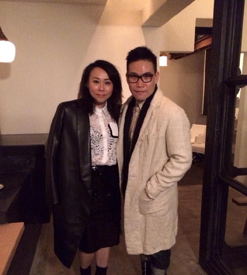 苏永康妻子挺高调的穿拼接西装配蕾丝内搭不对称短发好吸睛