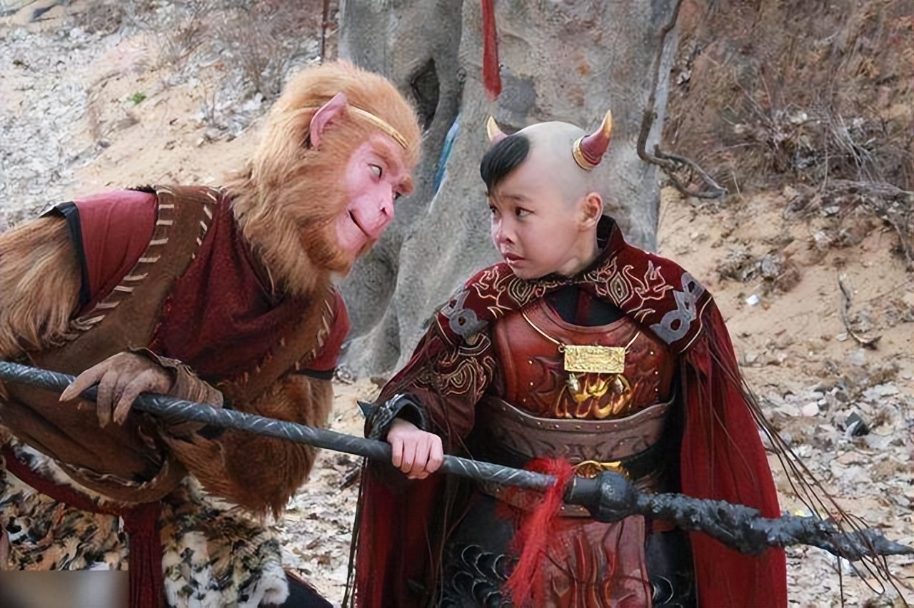 原著第四十一回,孙悟空与红孩儿大战二十回合,不分胜负,但在一旁观战