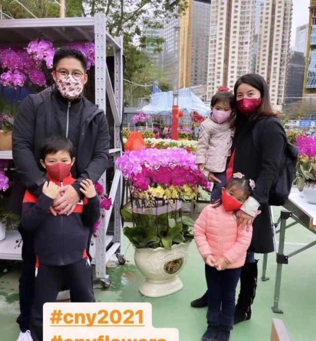 霍启刚一家五口合影郭晶晶素颜大方穿t恤儿女颜值都好漂亮