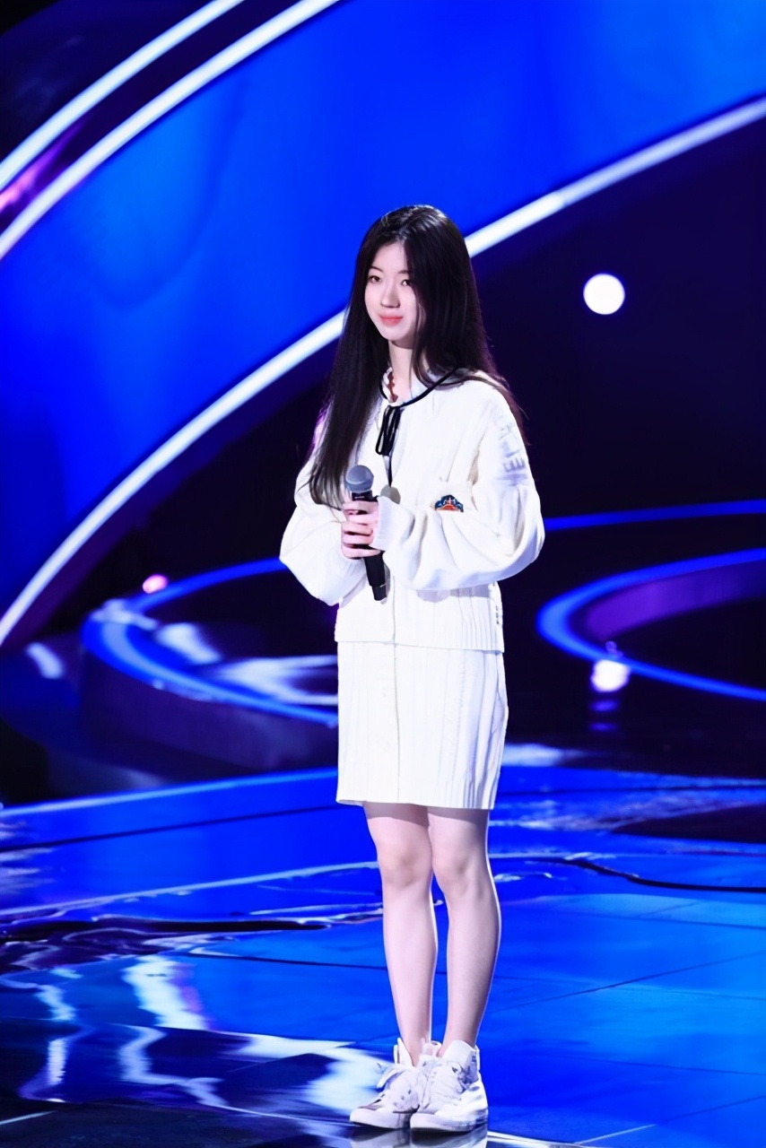 单依纯成最年轻的好声音冠军人美歌甜穿搭也是至纯风