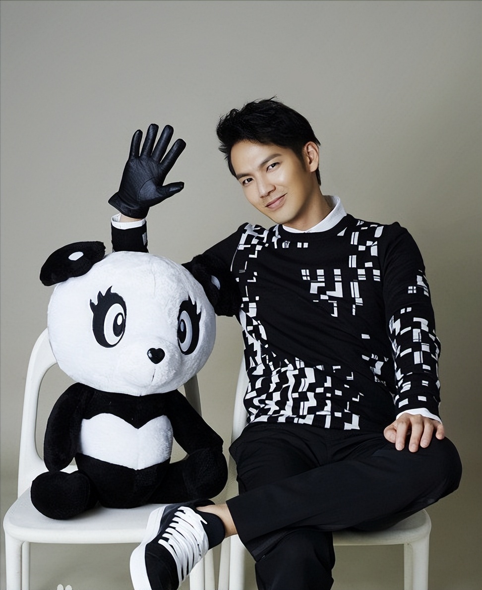 疑似钟汉良老婆探班被拍,男方雨中撑伞照顾女方,两人传秘婚多年休闲区蓝鸢梦想 - Www.slyday.coM 疑似钟汉良老婆探班被拍,男方雨中撑伞照顾女方,两人传秘婚多年休闲区蓝鸢梦想 - Www.slyday.coM