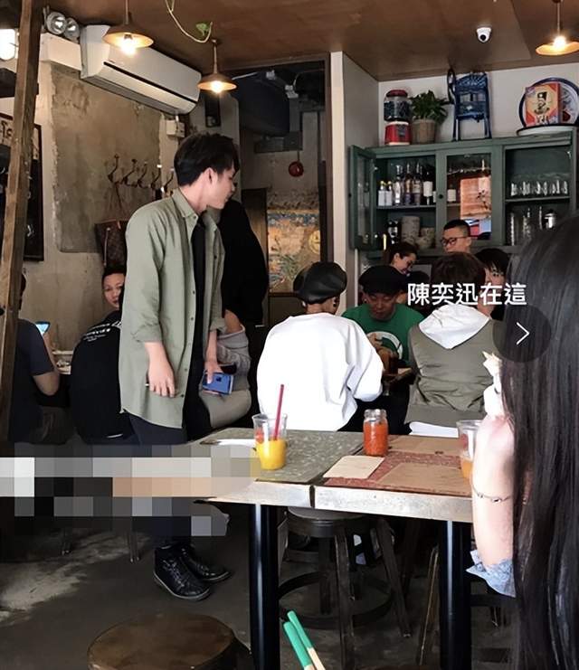 陈奕迅夫妇吃路边小店被偶遇！拼桌吃饭太亲和，穿着低调接地气休闲区蓝鸢梦想 - Www.slyday.coM
