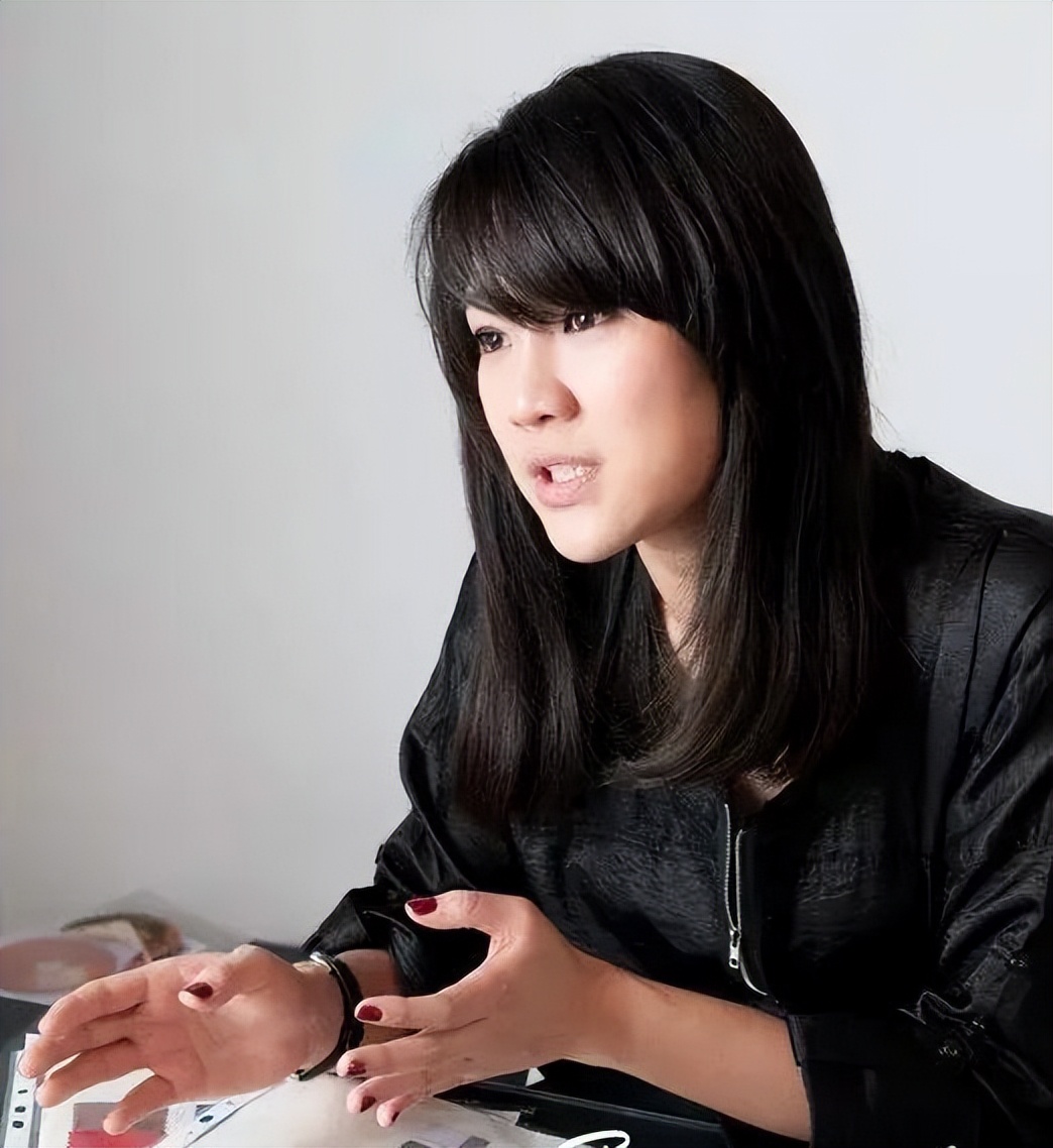 疑似钟汉良老婆探班被拍,男方雨中撑伞照顾女方,两人传秘婚多年休闲区蓝鸢梦想 - Www.slyday.coM 疑似钟汉良老婆探班被拍,男方雨中撑伞照顾女方,两人传秘婚多年休闲区蓝鸢梦想 - Www.slyday.coM