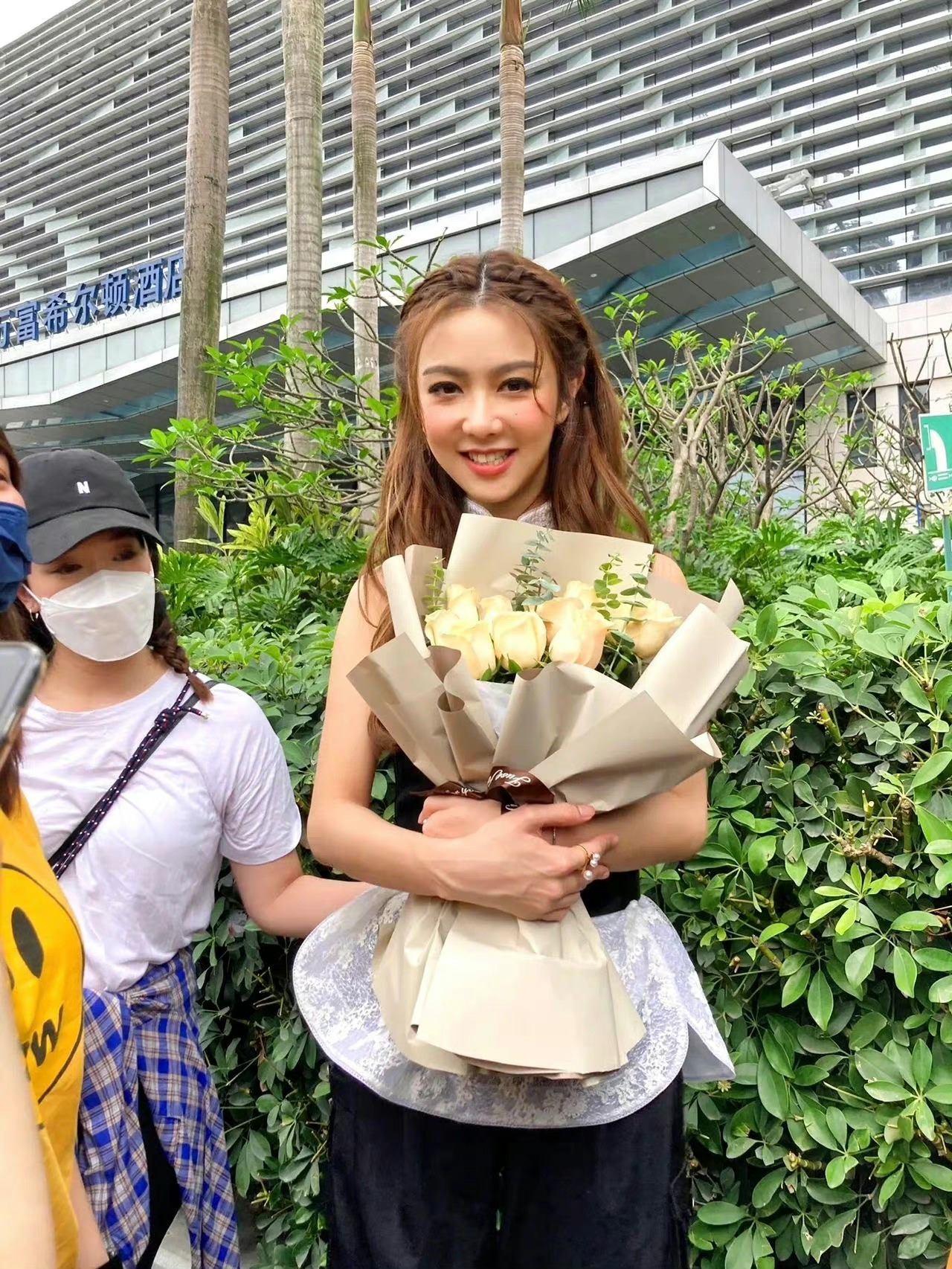 路人镜头下的薛凯琪生图状态好好啊笑容超甜