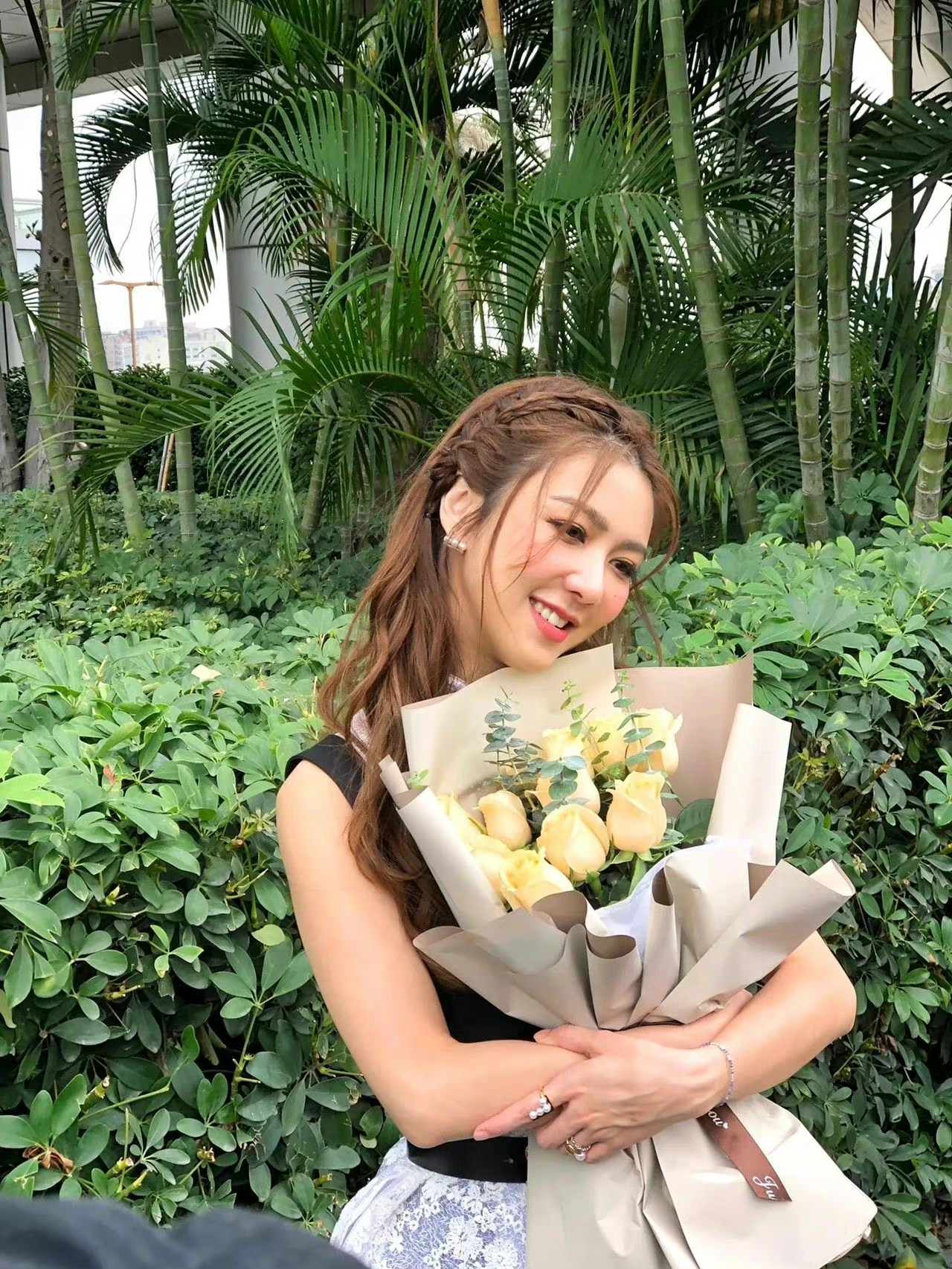 路人镜头下的薛凯琪生图状态好好啊笑容超甜