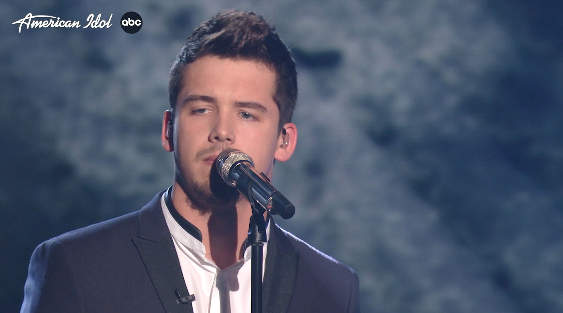 美国偶像第20季冠军出炉来看看noahthompson在总决赛之夜翻唱表演