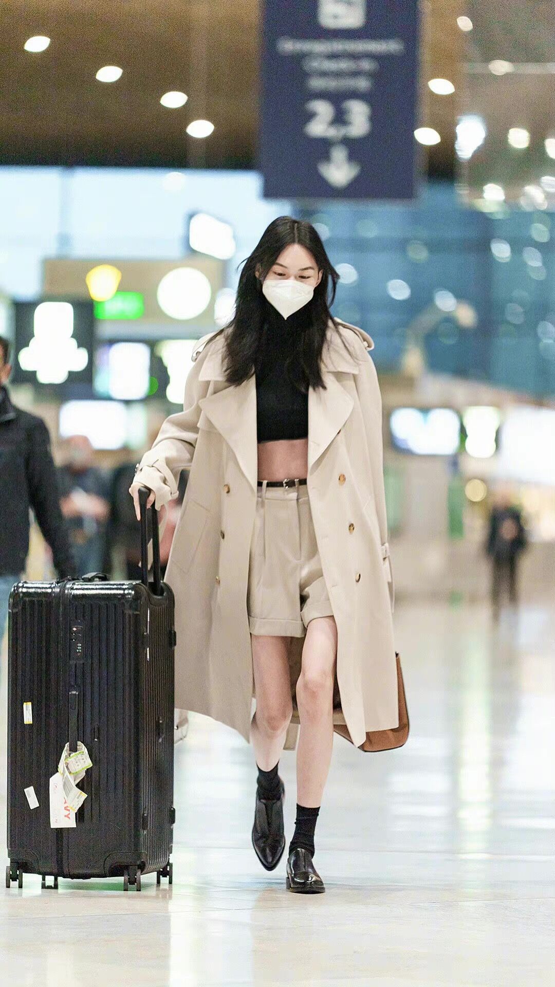 超模贺聪米色风衣加超短内搭,故意露出小蛮腰,帅气又不失性感休闲区蓝鸢梦想 - Www.slyday.coM 超模贺聪米色风衣加超短内搭,故意露出小蛮腰,帅气又不失性感休闲区蓝鸢梦想 - Www.slyday.coM