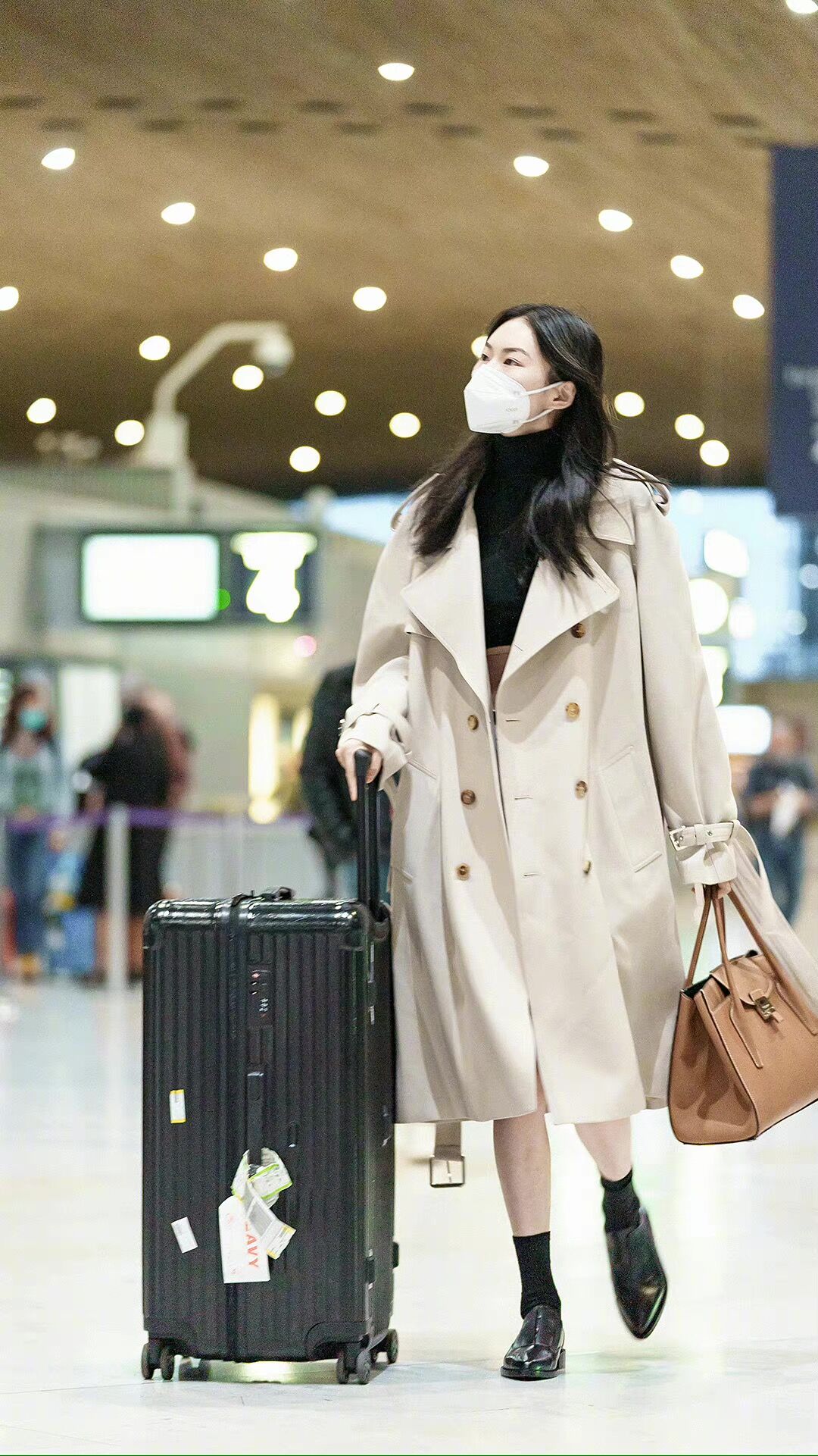 超模贺聪米色风衣加超短内搭,故意露出小蛮腰,帅气又不失性感休闲区蓝鸢梦想 - Www.slyday.coM 超模贺聪米色风衣加超短内搭,故意露出小蛮腰,帅气又不失性感休闲区蓝鸢梦想 - Www.slyday.coM