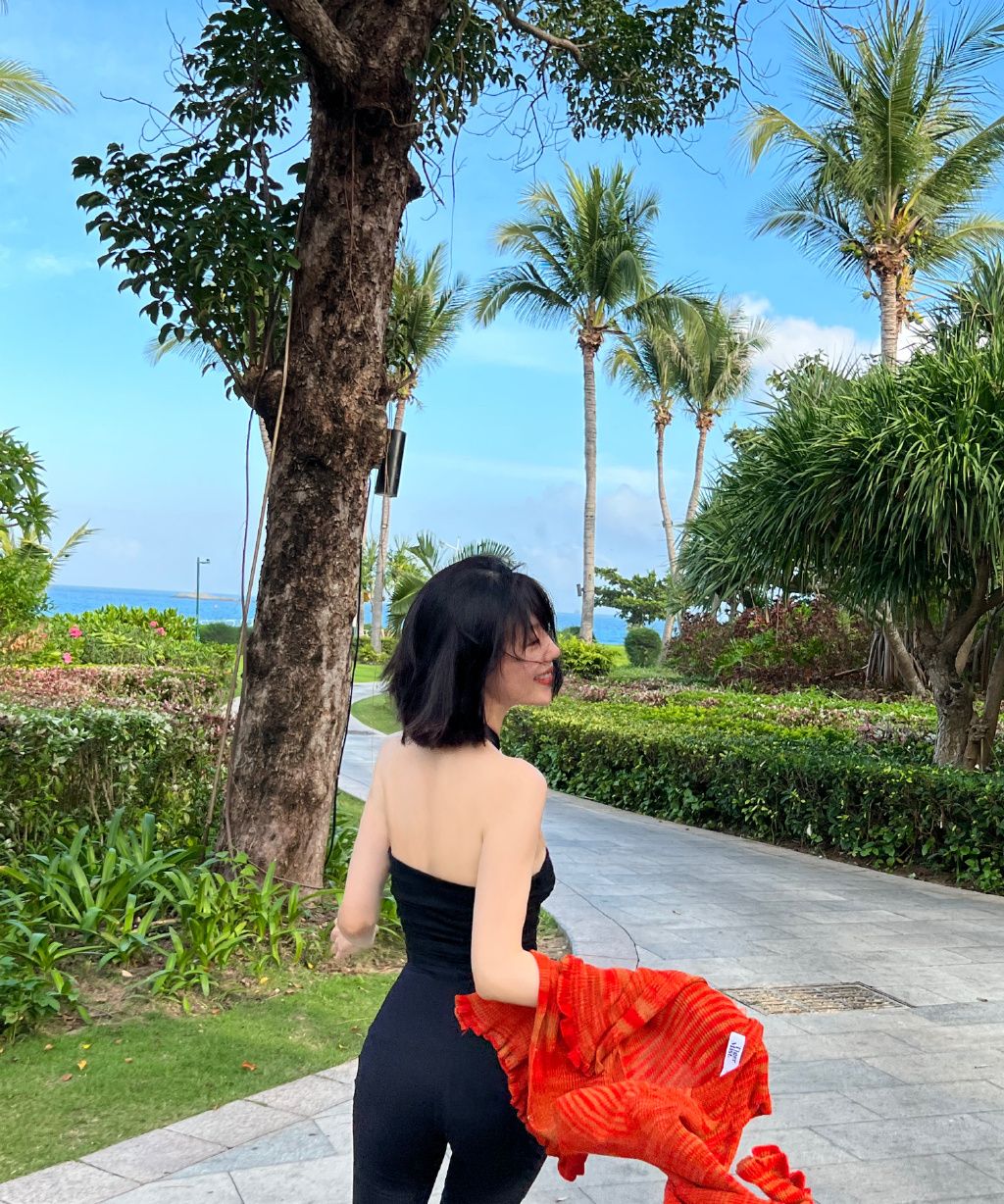 行走的衣架子李溪芮挂脖吊带秀纸片人身材直角肩美得像p图