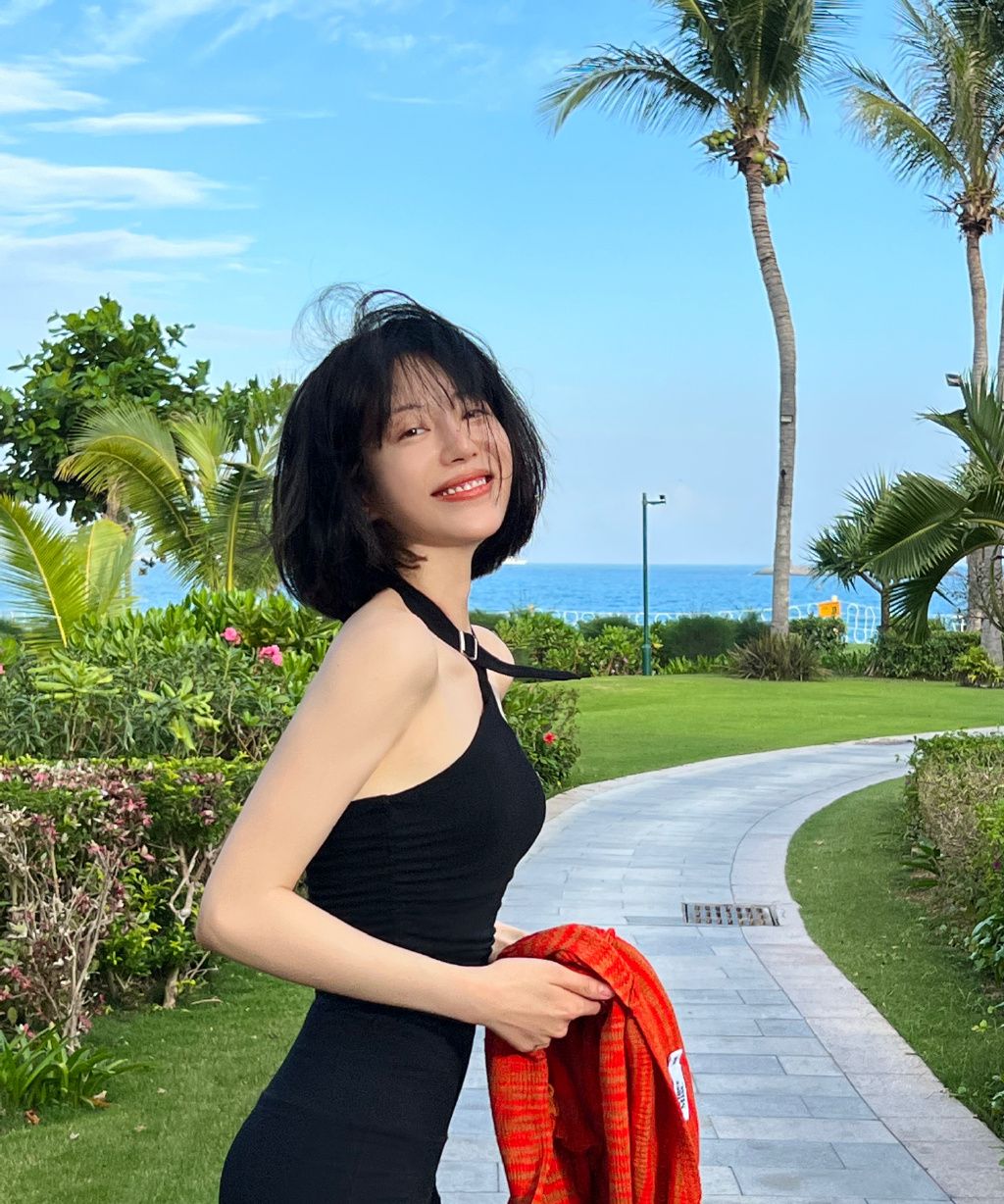 行走的衣架子李溪芮挂脖吊带秀纸片人身材直角肩美得像p图