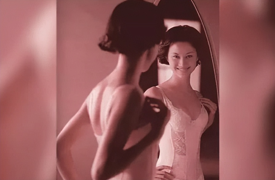 倪虹洁也被评为了全国十大广告明星,成为了「第一内衣模特」.