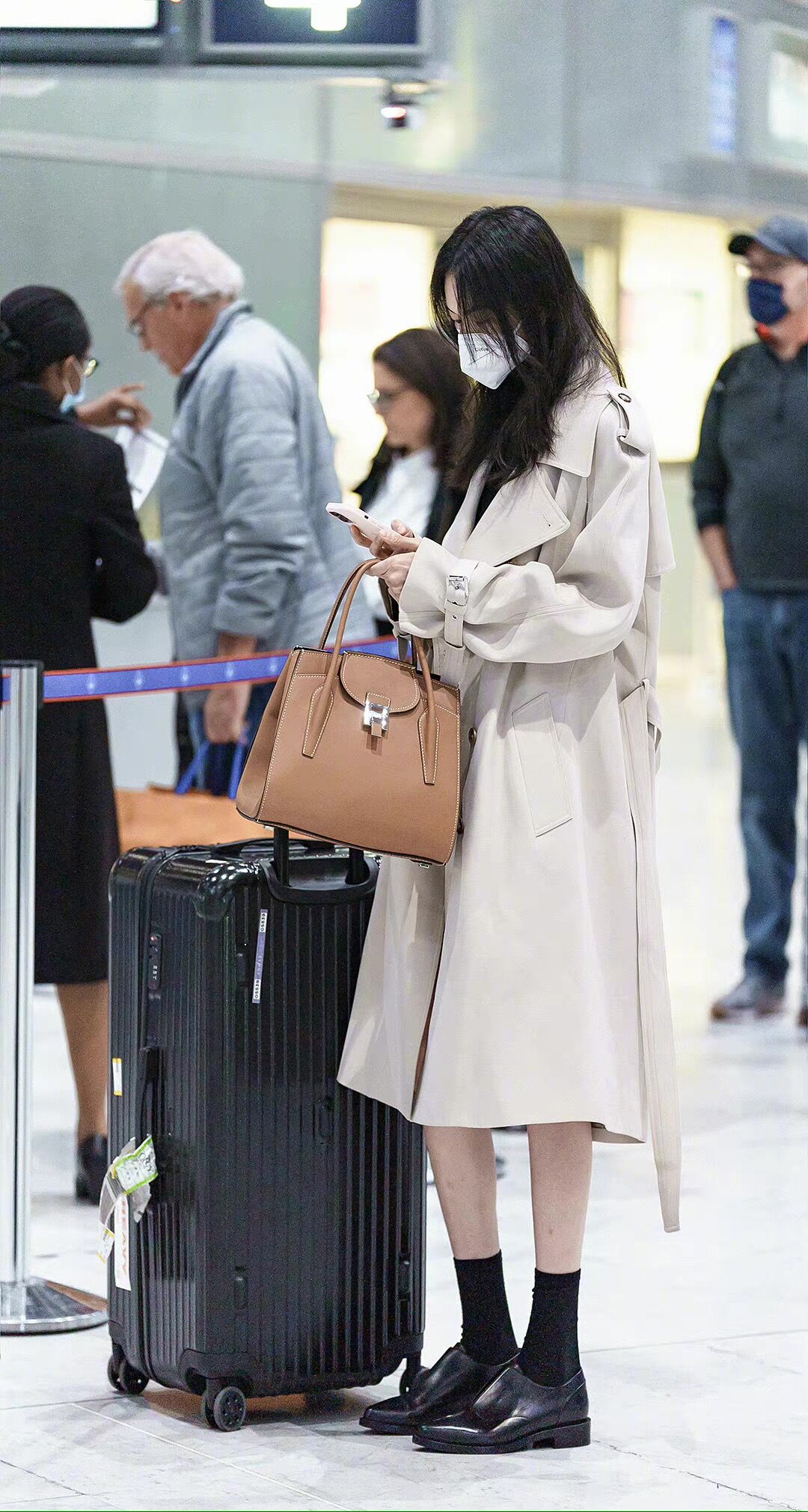 超模贺聪米色风衣加超短内搭,故意露出小蛮腰,帅气又不失性感休闲区蓝鸢梦想 - Www.slyday.coM 超模贺聪米色风衣加超短内搭,故意露出小蛮腰,帅气又不失性感休闲区蓝鸢梦想 - Www.slyday.coM