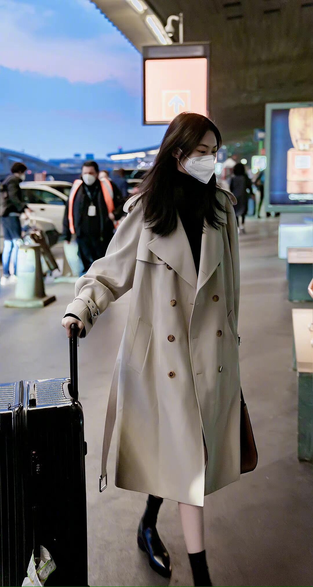 超模贺聪米色风衣加超短内搭,故意露出小蛮腰,帅气又不失性感休闲区蓝鸢梦想 - Www.slyday.coM 超模贺聪米色风衣加超短内搭,故意露出小蛮腰,帅气又不失性感休闲区蓝鸢梦想 - Www.slyday.coM