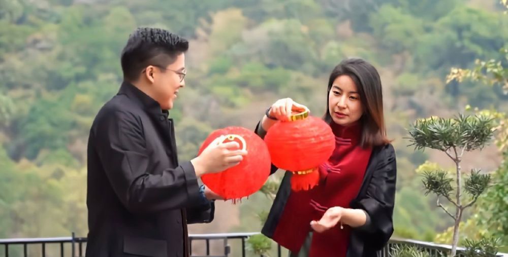 霍启刚一家人听音乐会,郭晶晶素颜出镜状态好,三个孩子乖巧懂事休闲区蓝鸢梦想 - Www.slyday.coM 霍启刚一家人听音乐会,郭晶晶素颜出镜状态好,三个孩子乖巧懂事休闲区蓝鸢梦想 - Www.slyday.coM